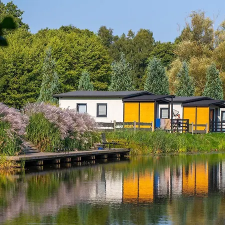 Drewniane Na Splawiu Nad Morzem Hytte